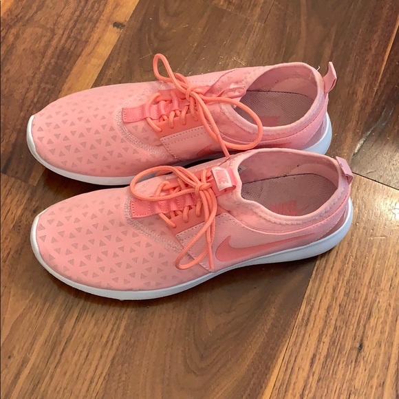 Nike Shoes - Nike tennis shoes